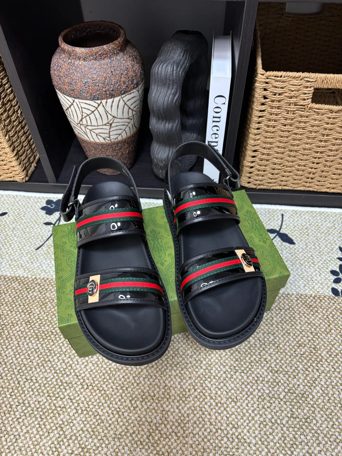 Factory 💰 300 yuan Gucci slippers] high-end men's shoes brand official website 1:1 latest masterpiece: original mold customization, the fabric is made of imported original materials, upgraded outsole, lighter and non-slip. The market's top quality, simple yet tasteful, a must-have for fashionistas, fashionable at your feet, full of confidence, the same style at the counter 👍The season of summer slippers is here. Code: 38-45 (45 customized)